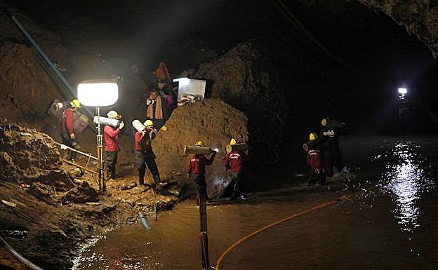 Imágenes del interior de la cueva donde están atrapados los menores en Tailandia.