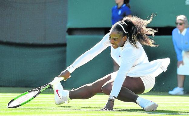 Serena Williams cae sobre la hierba de Wimbledon en su regreso al torneo.