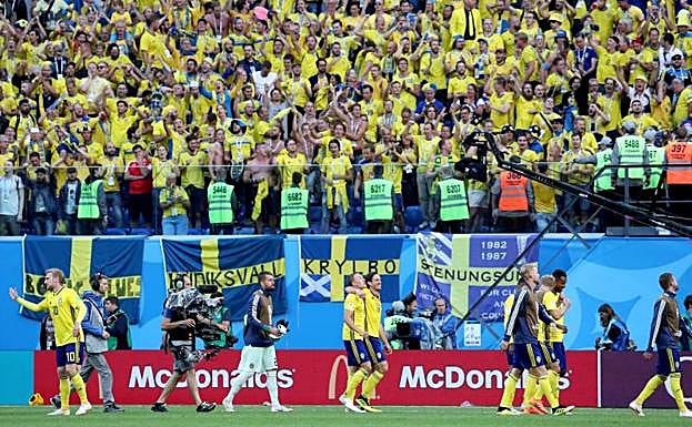 Los jugadores de Suecia celebran el pase a cuartos ante su afición. 