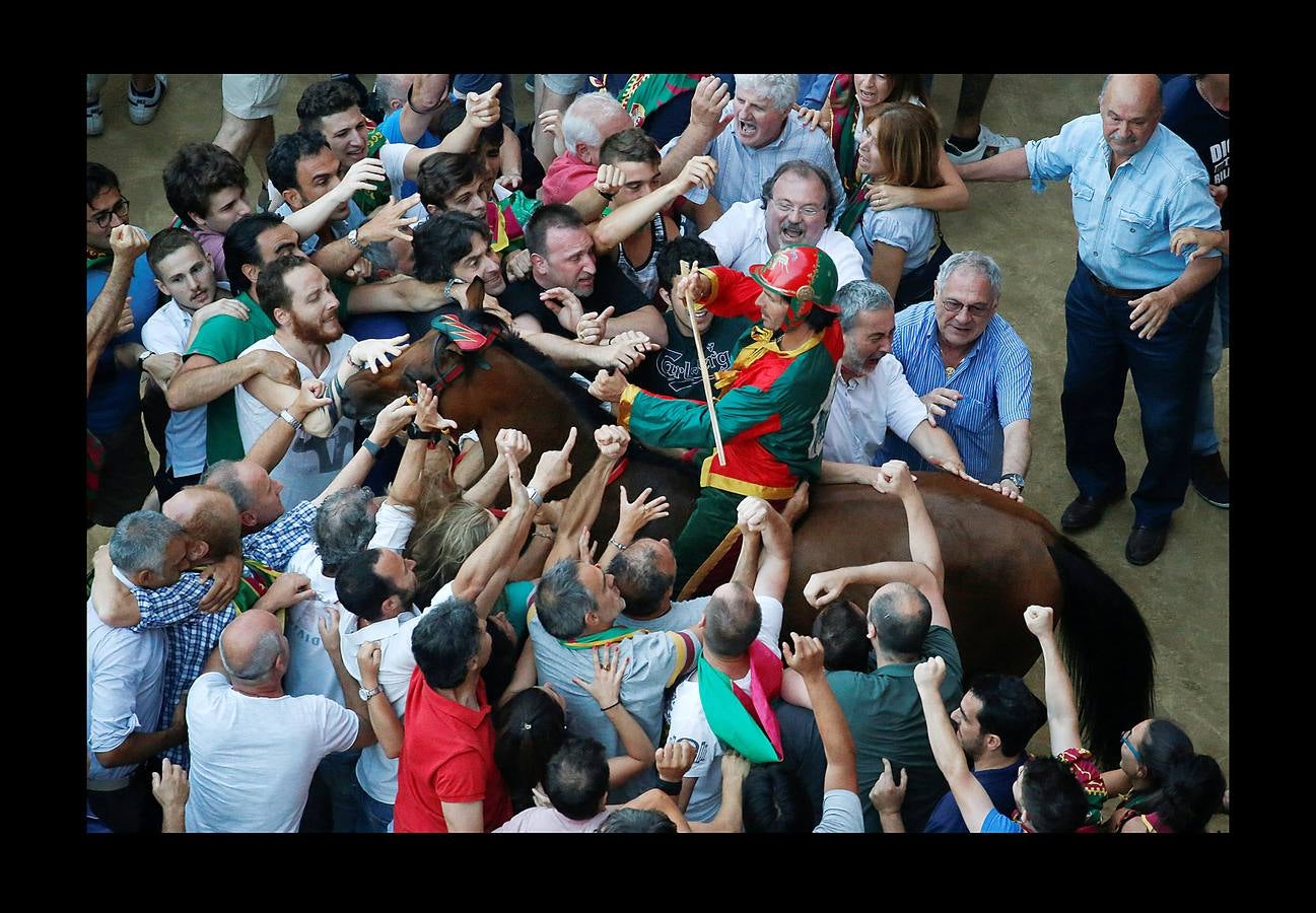 En la Piazza del Campo, en pleno corazón de Siena, en la Toscana, se celebra cada año, en dos ocasiones (las fotografías se tomaron el 2 de julio), la carrera de caballos de origen medieval conocida como «Il Palio.» La ciudad se engalana con estandartes, blasones y guirnaldas para celebrar tres días de alegría durante los cuales, además de participar en las bendiciones de los animales, es posible disfrutar de música y conciertos. En la carrera participan diez caballos, que representan a alguna de las «contradas» o distritos de la ciudad, y han de dar tres vueltas completas a la Piazza del Campo. El primero en terminarlas, con o sin jinete, será el ganador.