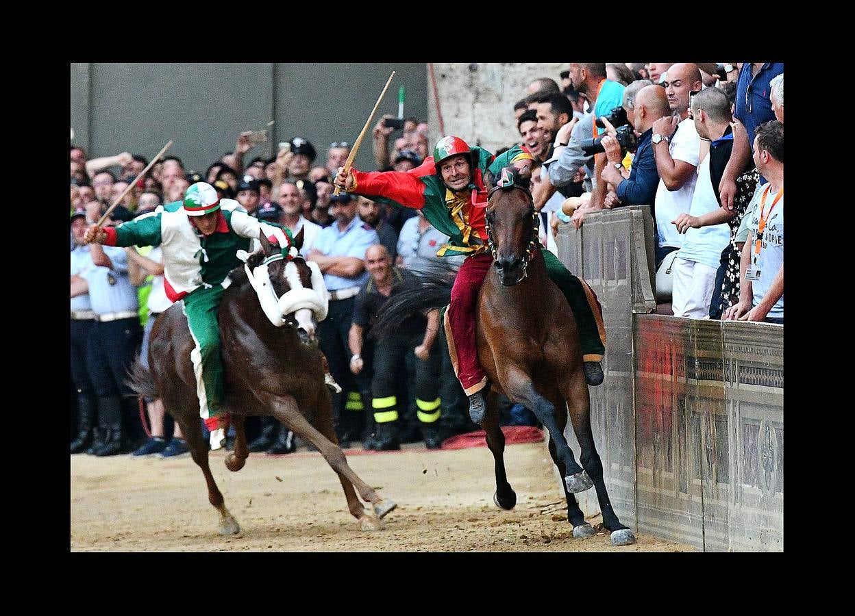 En la Piazza del Campo, en pleno corazón de Siena, en la Toscana, se celebra cada año, en dos ocasiones (las fotografías se tomaron el 2 de julio), la carrera de caballos de origen medieval conocida como «Il Palio.» La ciudad se engalana con estandartes, blasones y guirnaldas para celebrar tres días de alegría durante los cuales, además de participar en las bendiciones de los animales, es posible disfrutar de música y conciertos. En la carrera participan diez caballos, que representan a alguna de las «contradas» o distritos de la ciudad, y han de dar tres vueltas completas a la Piazza del Campo. El primero en terminarlas, con o sin jinete, será el ganador.