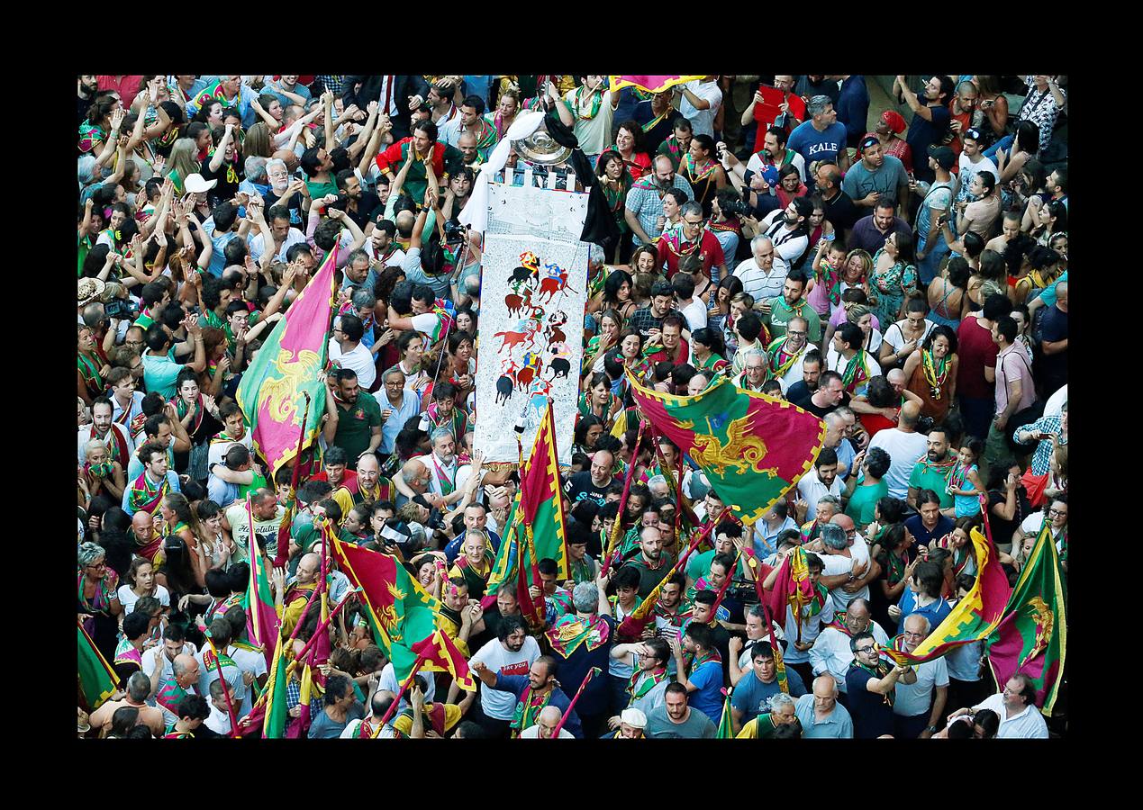 En la Piazza del Campo, en pleno corazón de Siena, en la Toscana, se celebra cada año, en dos ocasiones (las fotografías se tomaron el 2 de julio), la carrera de caballos de origen medieval conocida como «Il Palio.» La ciudad se engalana con estandartes, blasones y guirnaldas para celebrar tres días de alegría durante los cuales, además de participar en las bendiciones de los animales, es posible disfrutar de música y conciertos. En la carrera participan diez caballos, que representan a alguna de las «contradas» o distritos de la ciudad, y han de dar tres vueltas completas a la Piazza del Campo. El primero en terminarlas, con o sin jinete, será el ganador.