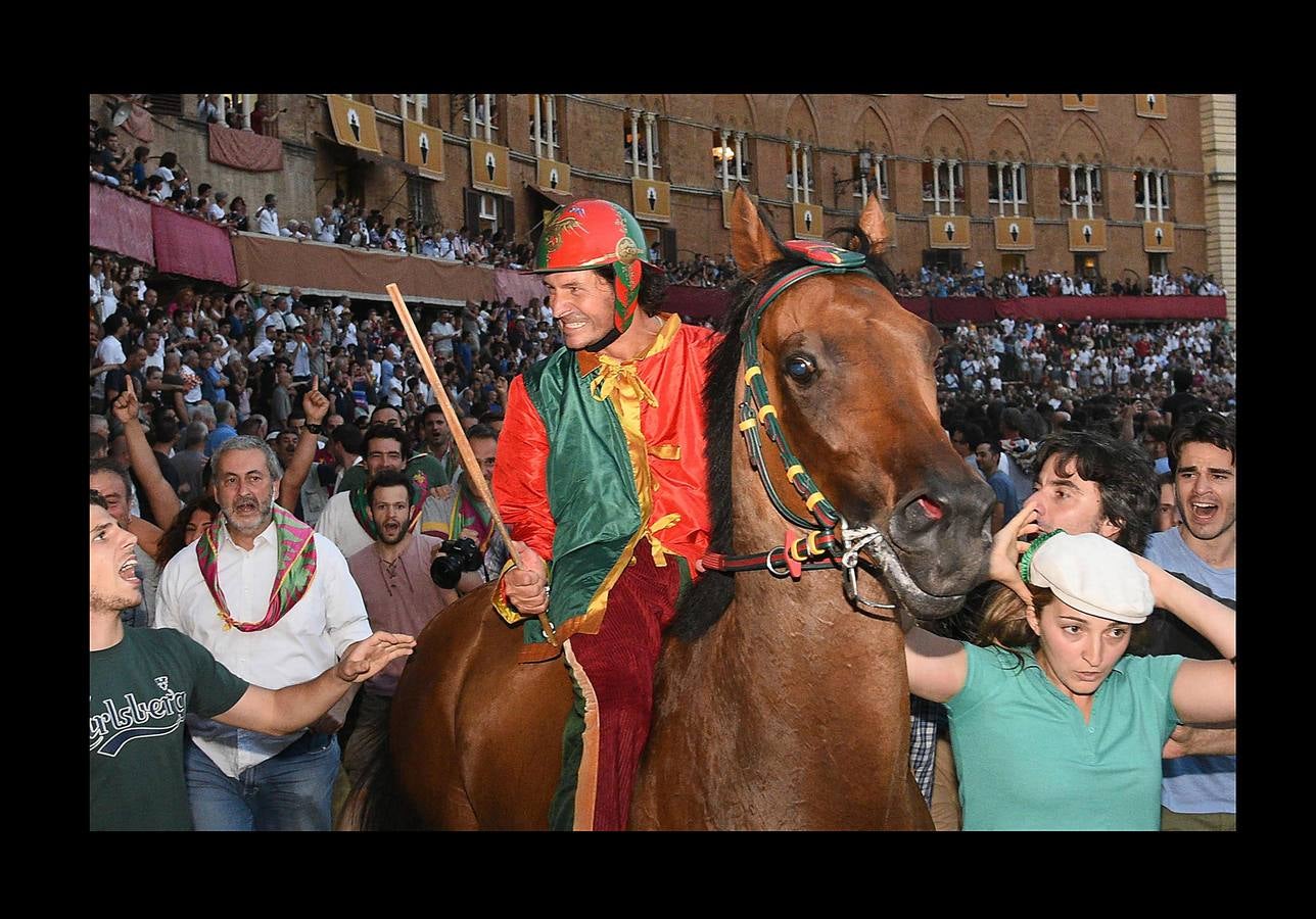 En la Piazza del Campo, en pleno corazón de Siena, en la Toscana, se celebra cada año, en dos ocasiones (las fotografías se tomaron el 2 de julio), la carrera de caballos de origen medieval conocida como «Il Palio.» La ciudad se engalana con estandartes, blasones y guirnaldas para celebrar tres días de alegría durante los cuales, además de participar en las bendiciones de los animales, es posible disfrutar de música y conciertos. En la carrera participan diez caballos, que representan a alguna de las «contradas» o distritos de la ciudad, y han de dar tres vueltas completas a la Piazza del Campo. El primero en terminarlas, con o sin jinete, será el ganador.