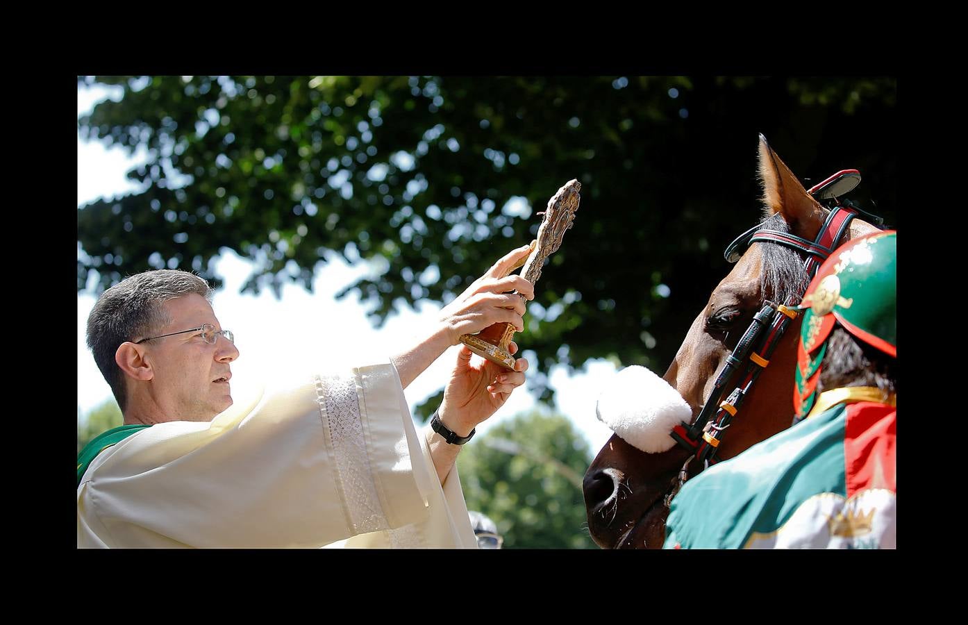 En la Piazza del Campo, en pleno corazón de Siena, en la Toscana, se celebra cada año, en dos ocasiones (las fotografías se tomaron el 2 de julio), la carrera de caballos de origen medieval conocida como «Il Palio.» La ciudad se engalana con estandartes, blasones y guirnaldas para celebrar tres días de alegría durante los cuales, además de participar en las bendiciones de los animales, es posible disfrutar de música y conciertos. En la carrera participan diez caballos, que representan a alguna de las «contradas» o distritos de la ciudad, y han de dar tres vueltas completas a la Piazza del Campo. El primero en terminarlas, con o sin jinete, será el ganador.