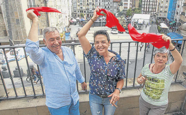 Juantxu Soriguren, Tita Izquierdo y Andrea Corres, en la balconada desde donde lanzarán el 4 de agosto el chupinazo junto a Daniel Uriondo, ayer ausente.