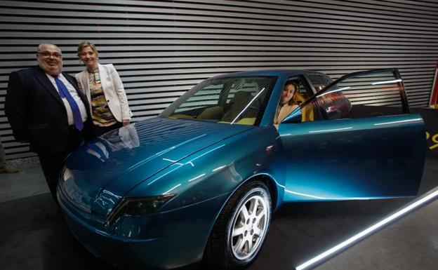 José Esmoris e Inés Anitua, presidente y directora de Acicae posan con el coche.