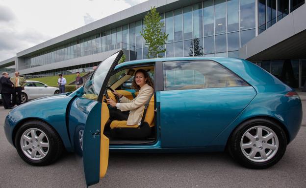 Imagen principal - Sale a la luz el prototipo del coche diseñado por López Arriortua 20 años después