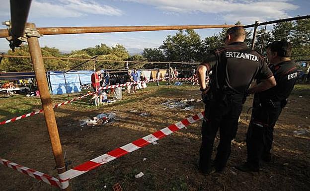 Varios ertzainas en la zona de Aixerrota en la que en 2017 se produjo el suceso en el que cinco mujeres sufrieron quemadoras.