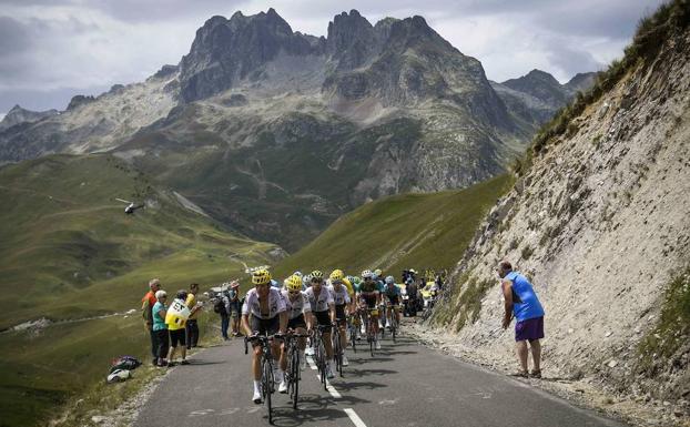 Pelotón durante la decimoséptima etapa de la pasada edición del Tour.