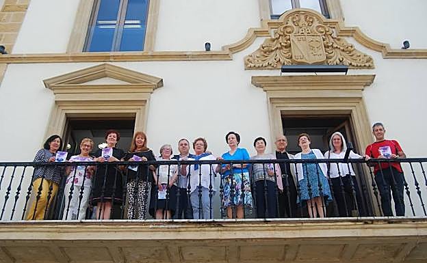 Mujeres de los cinco grupos y representantes de la Corporación, ayer en el balcón. 