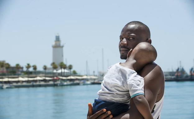 Soulemanou regresa con su hijo por primera vez al Puerto de Málaga, donde recaló tras ser rescatado por Salvamento Marítimo.