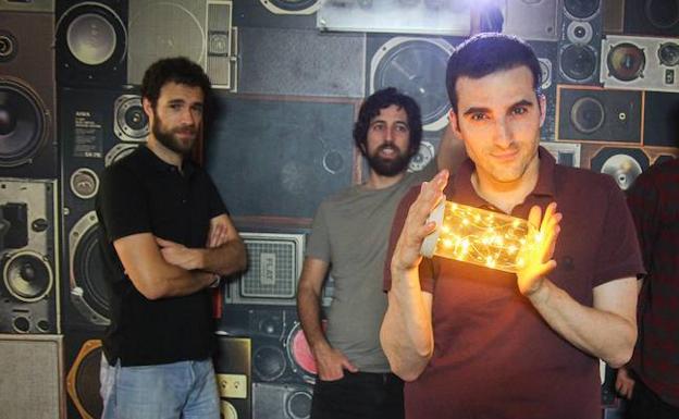 Iñigo Benito (batería), Andoni Eskubi (guitarra), David Lamíquiz (voz, piano, teclados) y Josu Cobelo (bajo, teclados).