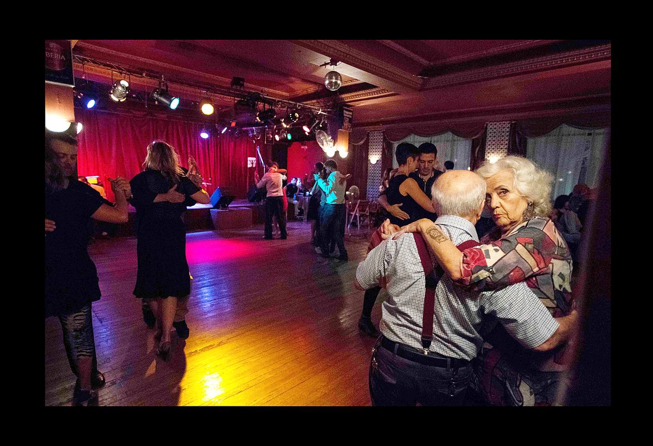 El tango es un estilo musical y de baile nacido en Montevideo y Buenos Aires. En las últimas décadas del siglo XIX esas ciudades comenzaron a vivir un proceso de inmigración, mayoritariamente europea, que modificó sus sociedades. Sus antecedentes musicales son africanos, latinoamericanos y europeos, fusionados de tal modo que resultan irreconocibles. Ahora, los regidores de la capital uruguaya se preparan para lanzar un plan estratégico basado en una evaluación del estado del tango en el país, con el objeto de fortalecer y revivir este arte. Las fotografías muestran un seminario de tango y escenas del Torneo Nacional de Montevideo.