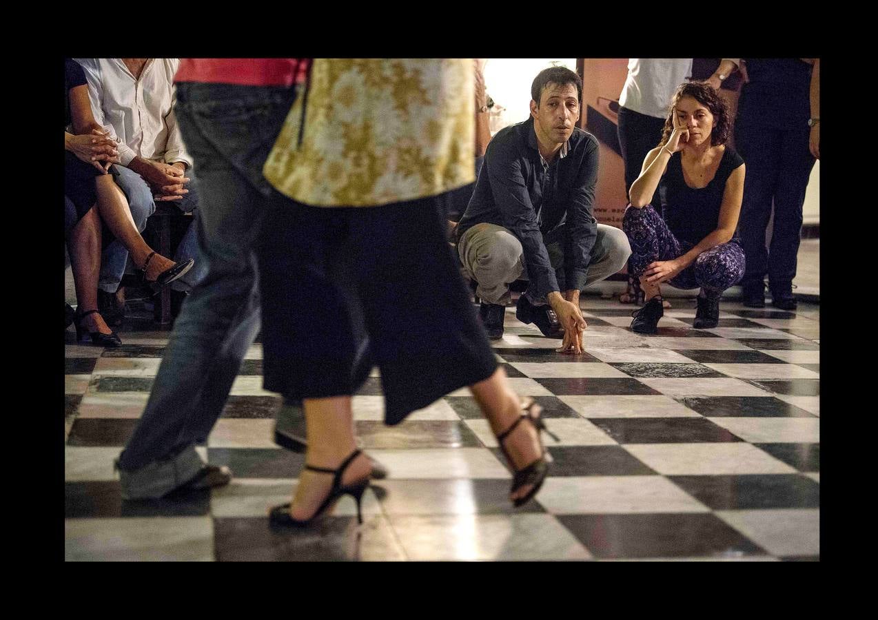 El tango es un estilo musical y de baile nacido en Montevideo y Buenos Aires. En las últimas décadas del siglo XIX esas ciudades comenzaron a vivir un proceso de inmigración, mayoritariamente europea, que modificó sus sociedades. Sus antecedentes musicales son africanos, latinoamericanos y europeos, fusionados de tal modo que resultan irreconocibles. Ahora, los regidores de la capital uruguaya se preparan para lanzar un plan estratégico basado en una evaluación del estado del tango en el país, con el objeto de fortalecer y revivir este arte. Las fotografías muestran un seminario de tango y escenas del Torneo Nacional de Montevideo.