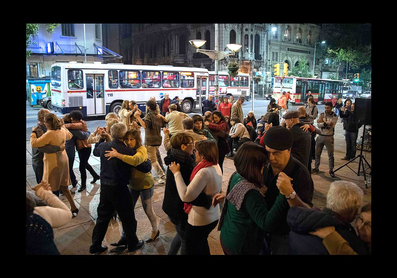 El tango es un estilo musical y de baile nacido en Montevideo y Buenos Aires. En las últimas décadas del siglo XIX esas ciudades comenzaron a vivir un proceso de inmigración, mayoritariamente europea, que modificó sus sociedades. Sus antecedentes musicales son africanos, latinoamericanos y europeos, fusionados de tal modo que resultan irreconocibles. Ahora, los regidores de la capital uruguaya se preparan para lanzar un plan estratégico basado en una evaluación del estado del tango en el país, con el objeto de fortalecer y revivir este arte. Las fotografías muestran un seminario de tango y escenas del Torneo Nacional de Montevideo.