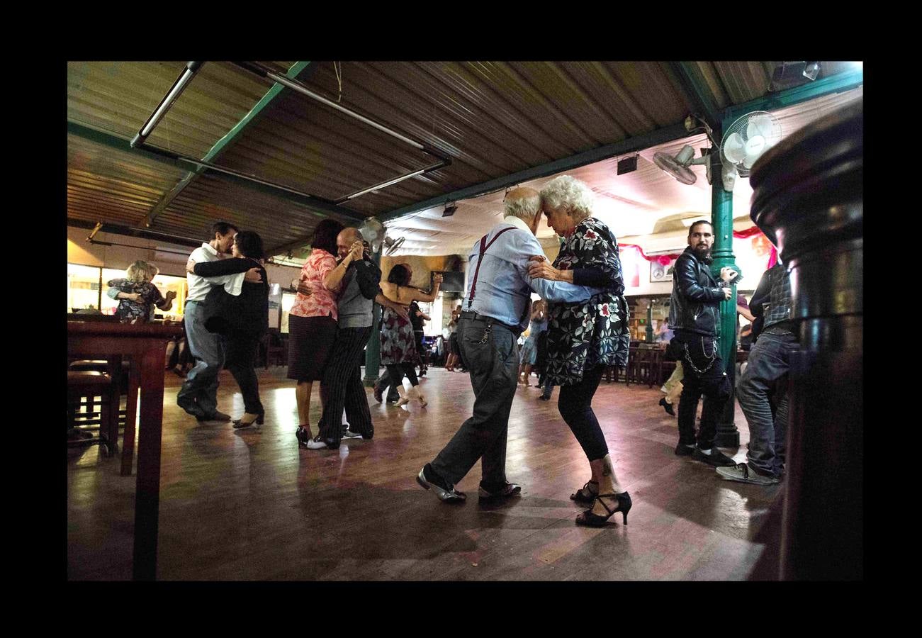 El tango es un estilo musical y de baile nacido en Montevideo y Buenos Aires. En las últimas décadas del siglo XIX esas ciudades comenzaron a vivir un proceso de inmigración, mayoritariamente europea, que modificó sus sociedades. Sus antecedentes musicales son africanos, latinoamericanos y europeos, fusionados de tal modo que resultan irreconocibles. Ahora, los regidores de la capital uruguaya se preparan para lanzar un plan estratégico basado en una evaluación del estado del tango en el país, con el objeto de fortalecer y revivir este arte. Las fotografías muestran un seminario de tango y escenas del Torneo Nacional de Montevideo.