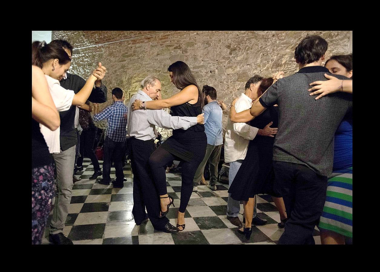 El tango es un estilo musical y de baile nacido en Montevideo y Buenos Aires. En las últimas décadas del siglo XIX esas ciudades comenzaron a vivir un proceso de inmigración, mayoritariamente europea, que modificó sus sociedades. Sus antecedentes musicales son africanos, latinoamericanos y europeos, fusionados de tal modo que resultan irreconocibles. Ahora, los regidores de la capital uruguaya se preparan para lanzar un plan estratégico basado en una evaluación del estado del tango en el país, con el objeto de fortalecer y revivir este arte. Las fotografías muestran un seminario de tango y escenas del Torneo Nacional de Montevideo.