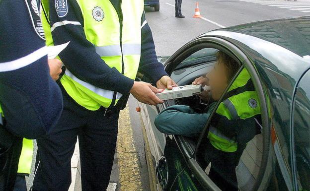 Agentes de la Policía Local de Vitoria practican un control de alcoholemia a un conductor.