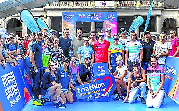 Foto de familia con los favoritos ayer en la plaza de España.