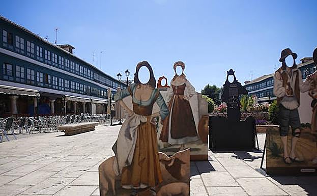 La Plaza Mayor de Almagro, con miradores acristalados pintados de verde, es el centro neurálgico del pueblo, que bulle al calor de las funciones teatrales.