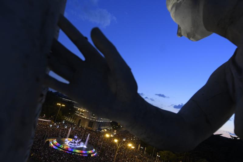 Miles de personas bailaron al ritmo que marcanon las carrozas repletas de ángeles y marineros