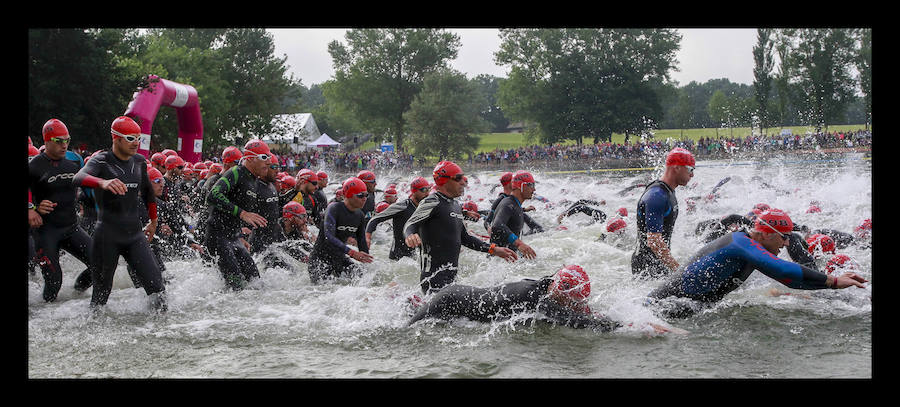 A las 8.30 horas se ha dado el 'pistoletazo' de salida a la primera de las tres pruebas que componen el Triatlón de VItoria. Los triatletas han comenzado su aventura en el parque provincial de Landa. Tras nadar en el embalse de Ullíbarri-Gamboa, han cruzado la Llanada en bicicleta y han acabado recorriendo a pie las calles de Vitoria.