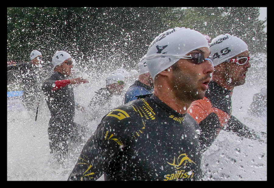 A las 8.30 horas se ha dado el 'pistoletazo' de salida a la primera de las tres pruebas que componen el Triatlón de VItoria. Los triatletas han comenzado su aventura en el parque provincial de Landa. Tras nadar en el embalse de Ullíbarri-Gamboa, han cruzado la Llanada en bicicleta y han acabado recorriendo a pie las calles de Vitoria.