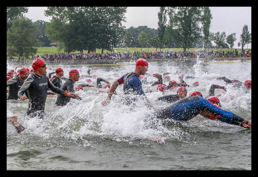 A las 8.30 horas se ha dado el 'pistoletazo' de salida a la primera de las tres pruebas que componen el Triatlón de VItoria. Los triatletas han comenzado su aventura en el parque provincial de Landa. Tras nadar en el embalse de Ullíbarri-Gamboa, han cruzado la Llanada en bicicleta y han acabado recorriendo a pie las calles de Vitoria.