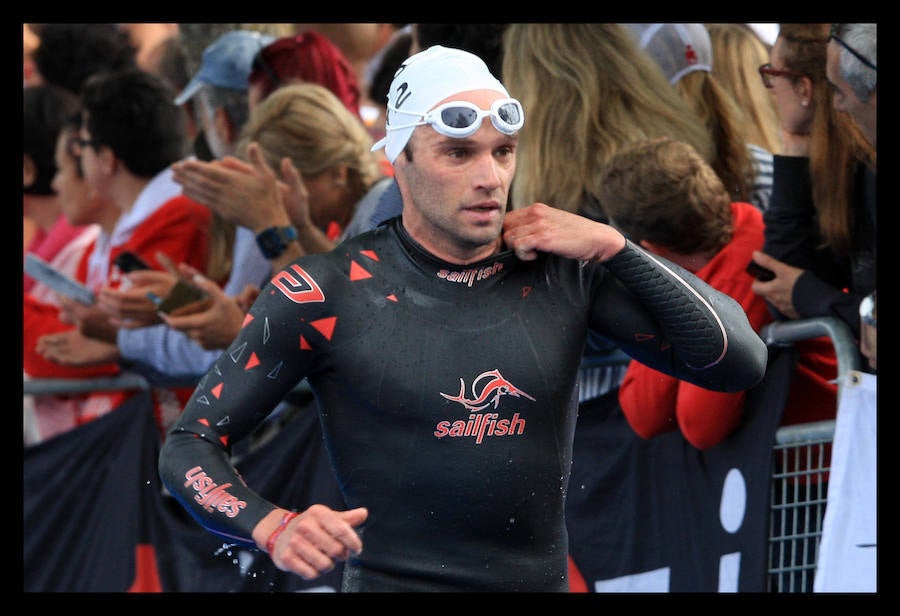 A las 8.30 horas se ha dado el 'pistoletazo' de salida a la primera de las tres pruebas que componen el Triatlón de VItoria. Los triatletas han comenzado su aventura en el parque provincial de Landa. Tras nadar en el embalse de Ullíbarri-Gamboa, han cruzado la Llanada en bicicleta y han acabado recorriendo a pie las calles de Vitoria.