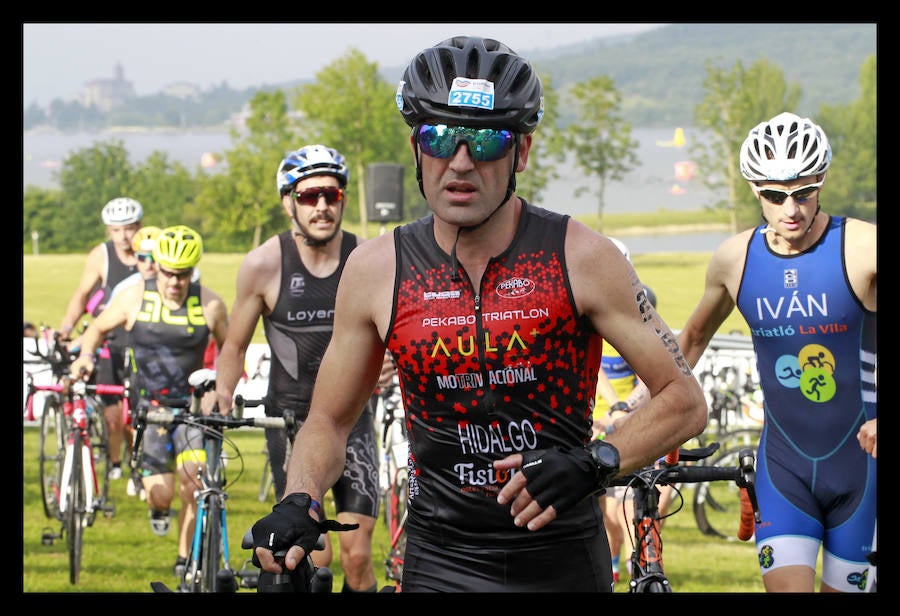 A las 8.30 horas se ha dado el 'pistoletazo' de salida a la primera de las tres pruebas que componen el Triatlón de VItoria. Los triatletas han comenzado su aventura en el parque provincial de Landa. Tras nadar en el embalse de Ullíbarri-Gamboa, han cruzado la Llanada en bicicleta y han acabado recorriendo a pie las calles de Vitoria.