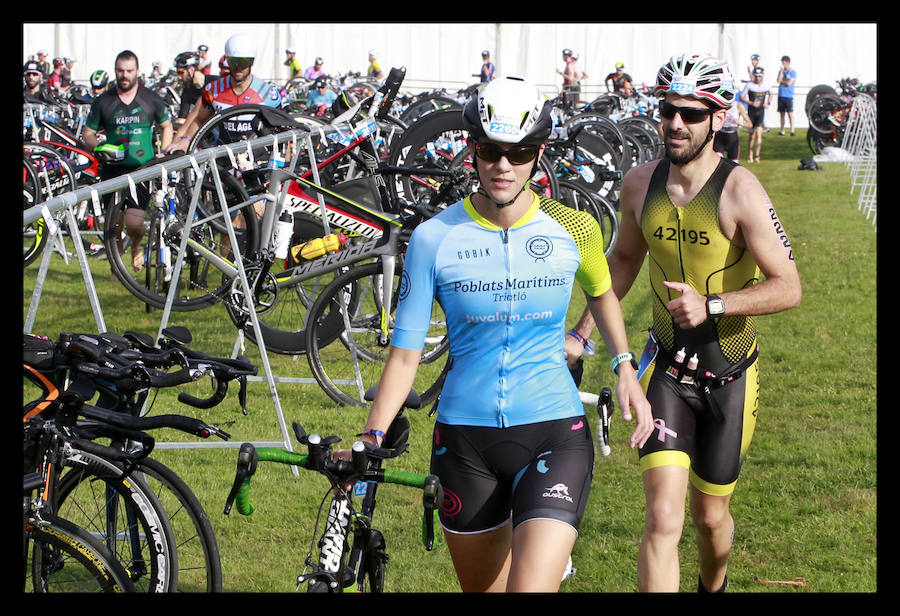 A las 8.30 horas se ha dado el 'pistoletazo' de salida a la primera de las tres pruebas que componen el Triatlón de VItoria. Los triatletas han comenzado su aventura en el parque provincial de Landa. Tras nadar en el embalse de Ullíbarri-Gamboa, han cruzado la Llanada en bicicleta y han acabado recorriendo a pie las calles de Vitoria.