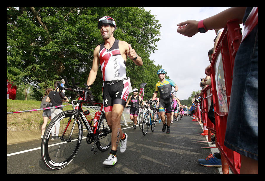 A las 8.30 horas se ha dado el 'pistoletazo' de salida a la primera de las tres pruebas que componen el Triatlón de VItoria. Los triatletas han comenzado su aventura en el parque provincial de Landa. Tras nadar en el embalse de Ullíbarri-Gamboa, han cruzado la Llanada en bicicleta y han acabado recorriendo a pie las calles de Vitoria.