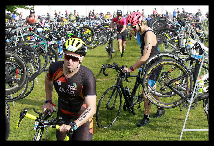 A las 8.30 horas se ha dado el 'pistoletazo' de salida a la primera de las tres pruebas que componen el Triatlón de VItoria. Los triatletas han comenzado su aventura en el parque provincial de Landa. Tras nadar en el embalse de Ullíbarri-Gamboa, han cruzado la Llanada en bicicleta y han acabado recorriendo a pie las calles de Vitoria.