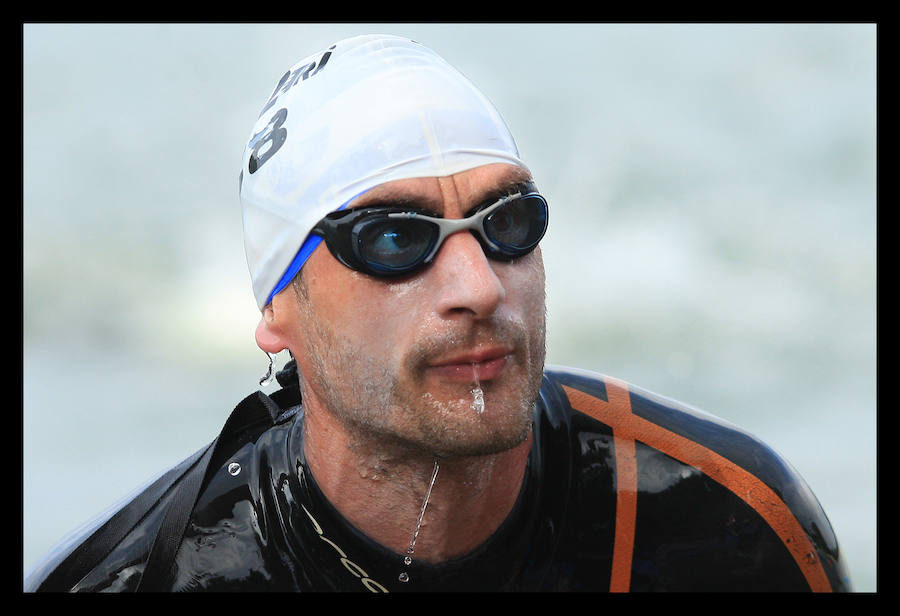 A las 8.30 horas se ha dado el 'pistoletazo' de salida a la primera de las tres pruebas que componen el Triatlón de VItoria. Los triatletas han comenzado su aventura en el parque provincial de Landa. Tras nadar en el embalse de Ullíbarri-Gamboa, han cruzado la Llanada en bicicleta y han acabado recorriendo a pie las calles de Vitoria.