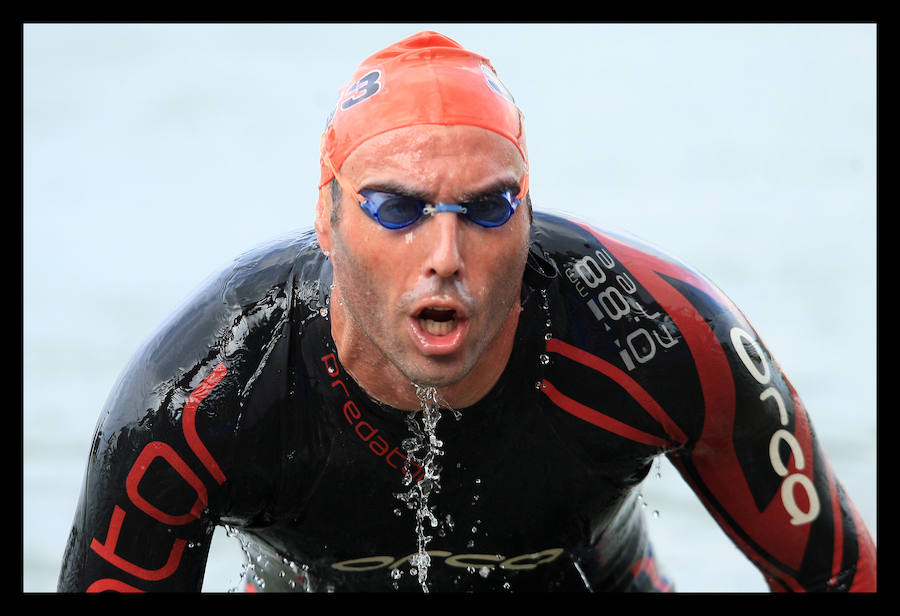 A las 8.30 horas se ha dado el 'pistoletazo' de salida a la primera de las tres pruebas que componen el Triatlón de VItoria. Los triatletas han comenzado su aventura en el parque provincial de Landa. Tras nadar en el embalse de Ullíbarri-Gamboa, han cruzado la Llanada en bicicleta y han acabado recorriendo a pie las calles de Vitoria.