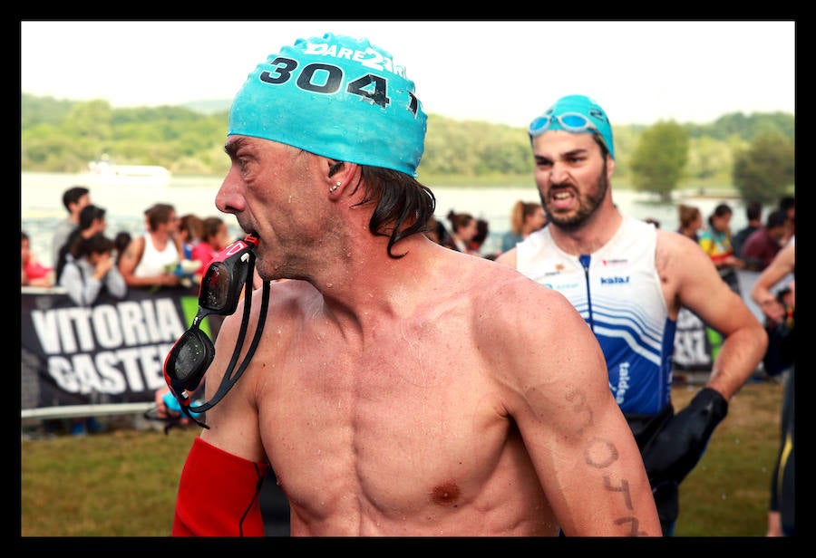 A las 8.30 horas se ha dado el 'pistoletazo' de salida a la primera de las tres pruebas que componen el Triatlón de VItoria. Los triatletas han comenzado su aventura en el parque provincial de Landa. Tras nadar en el embalse de Ullíbarri-Gamboa, han cruzado la Llanada en bicicleta y han acabado recorriendo a pie las calles de Vitoria.