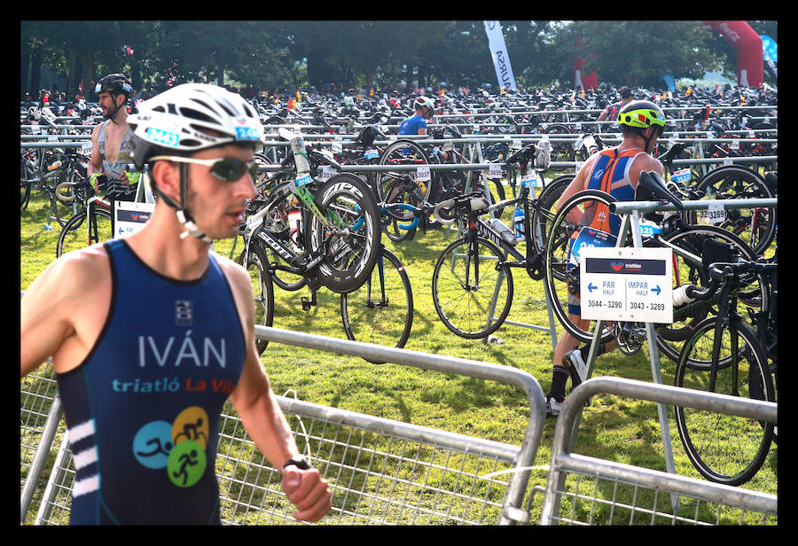 A las 8.30 horas se ha dado el 'pistoletazo' de salida a la primera de las tres pruebas que componen el Triatlón de VItoria. Los triatletas han comenzado su aventura en el parque provincial de Landa. Tras nadar en el embalse de Ullíbarri-Gamboa, han cruzado la Llanada en bicicleta y han acabado recorriendo a pie las calles de Vitoria.