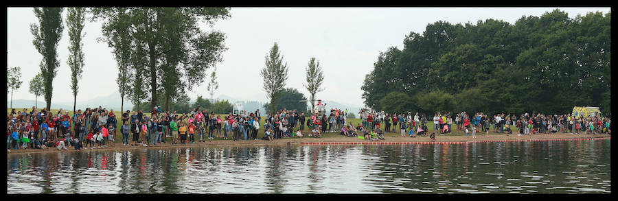 A las 8.30 horas se ha dado el 'pistoletazo' de salida a la primera de las tres pruebas que componen el Triatlón de VItoria. Los triatletas han comenzado su aventura en el parque provincial de Landa. Tras nadar en el embalse de Ullíbarri-Gamboa, han cruzado la Llanada en bicicleta y han acabado recorriendo a pie las calles de Vitoria.