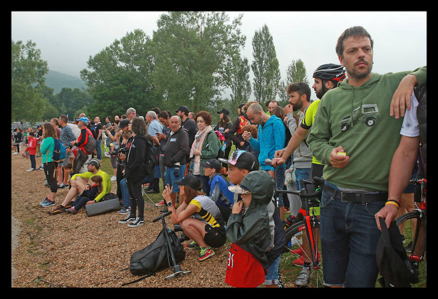 A las 8.30 horas se ha dado el 'pistoletazo' de salida a la primera de las tres pruebas que componen el Triatlón de VItoria. Los triatletas han comenzado su aventura en el parque provincial de Landa. Tras nadar en el embalse de Ullíbarri-Gamboa, han cruzado la Llanada en bicicleta y han acabado recorriendo a pie las calles de Vitoria.