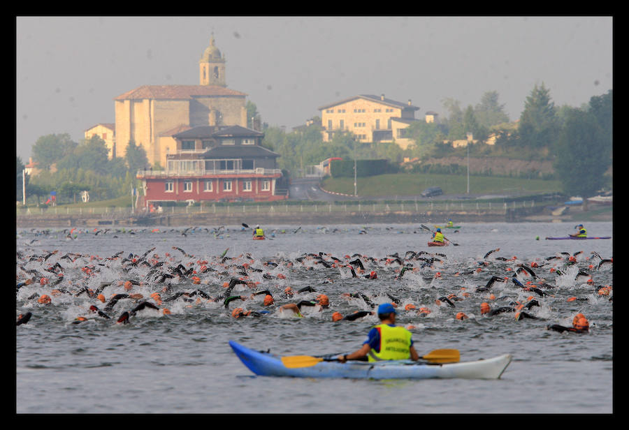 A las 8.30 horas se ha dado el 'pistoletazo' de salida a la primera de las tres pruebas que componen el Triatlón de VItoria.