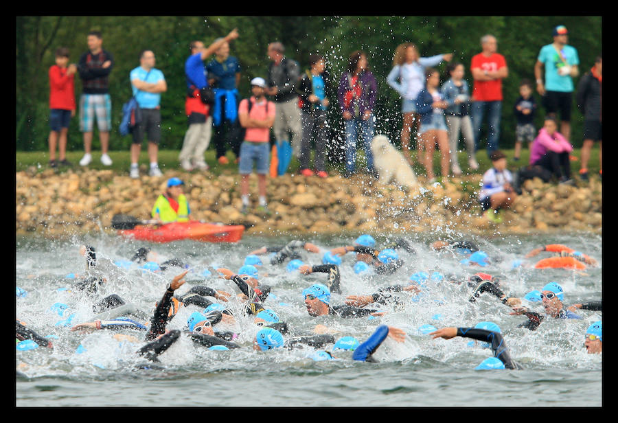 A las 8.30 horas se ha dado el 'pistoletazo' de salida a la primera de las tres pruebas que componen el Triatlón de VItoria.