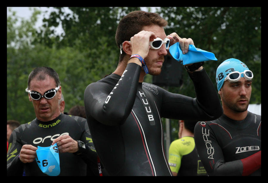 A las 8.30 horas se ha dado el 'pistoletazo' de salida a la primera de las tres pruebas que componen el Triatlón de VItoria.