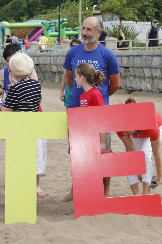 Miles de vascos se mojan en playas y piscinas en solidaridad con los pacientes afectados por esta enfermedad neurodegenerativa, en una jornada tan reivindicativa como festiva