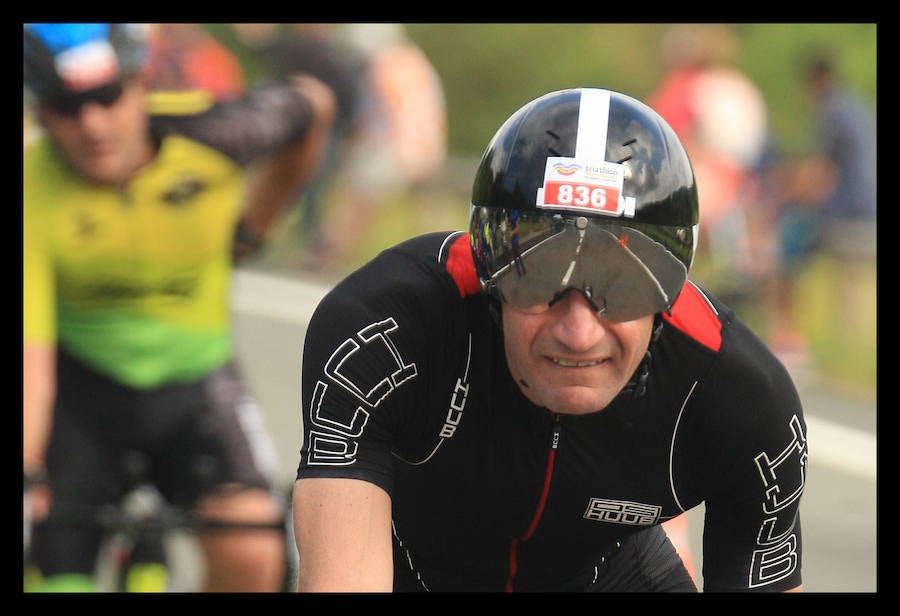 A las 8.30 horas se ha dado el 'pistoletazo' de salida a la primera de las tres pruebas que componen el Triatlón de VItoria. Los triatletas han comenzado su aventura en el parque provincial de Landa. Tras nadar en el embalse de Ullíbarri-Gamboa, han cruzado la Llanada en bicicleta y han acabado recorriendo a pie las calles de Vitoria.