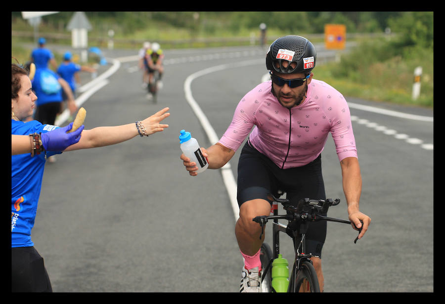 A las 8.30 horas se ha dado el 'pistoletazo' de salida a la primera de las tres pruebas que componen el Triatlón de VItoria. Los triatletas han comenzado su aventura en el parque provincial de Landa. Tras nadar en el embalse de Ullíbarri-Gamboa, han cruzado la Llanada en bicicleta y han acabado recorriendo a pie las calles de Vitoria.