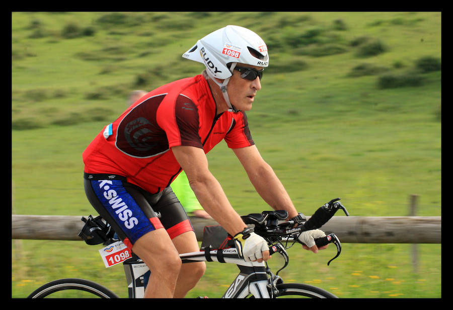 A las 8.30 horas se ha dado el 'pistoletazo' de salida a la primera de las tres pruebas que componen el Triatlón de VItoria. Los triatletas han comenzado su aventura en el parque provincial de Landa. Tras nadar en el embalse de Ullíbarri-Gamboa, han cruzado la Llanada en bicicleta y han acabado recorriendo a pie las calles de Vitoria.