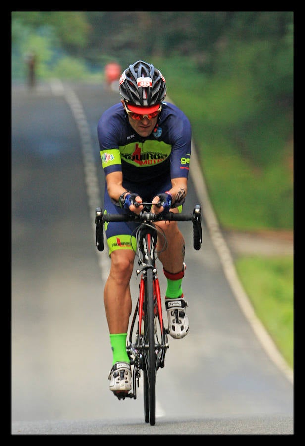 A las 8.30 horas se ha dado el 'pistoletazo' de salida a la primera de las tres pruebas que componen el Triatlón de VItoria. Los triatletas han comenzado su aventura en el parque provincial de Landa. Tras nadar en el embalse de Ullíbarri-Gamboa, han cruzado la Llanada en bicicleta y han acabado recorriendo a pie las calles de Vitoria.