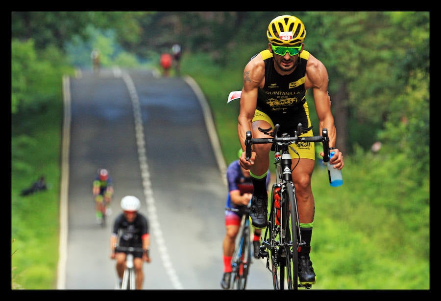 A las 8.30 horas se ha dado el 'pistoletazo' de salida a la primera de las tres pruebas que componen el Triatlón de VItoria. Los triatletas han comenzado su aventura en el parque provincial de Landa. Tras nadar en el embalse de Ullíbarri-Gamboa, han cruzado la Llanada en bicicleta y han acabado recorriendo a pie las calles de Vitoria.