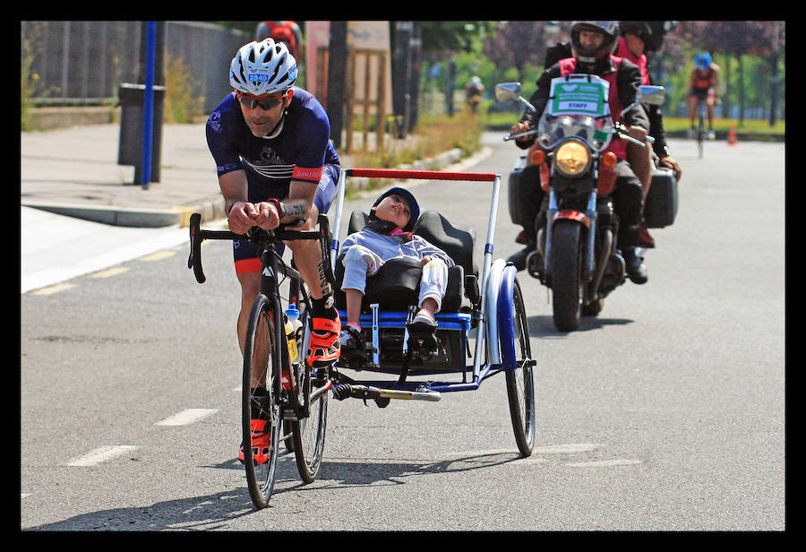 A las 8.30 horas se ha dado el 'pistoletazo' de salida a la primera de las tres pruebas que componen el Triatlón de VItoria. Los triatletas han comenzado su aventura en el parque provincial de Landa. Tras nadar en el embalse de Ullíbarri-Gamboa, han cruzado la Llanada en bicicleta y han acabado recorriendo a pie las calles de Vitoria.