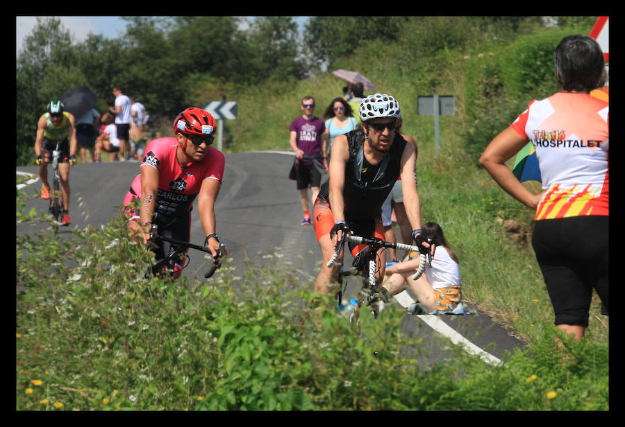 A las 8.30 horas se ha dado el 'pistoletazo' de salida a la primera de las tres pruebas que componen el Triatlón de VItoria. Los triatletas han comenzado su aventura en el parque provincial de Landa. Tras nadar en el embalse de Ullíbarri-Gamboa, han cruzado la Llanada en bicicleta y han acabado recorriendo a pie las calles de Vitoria.